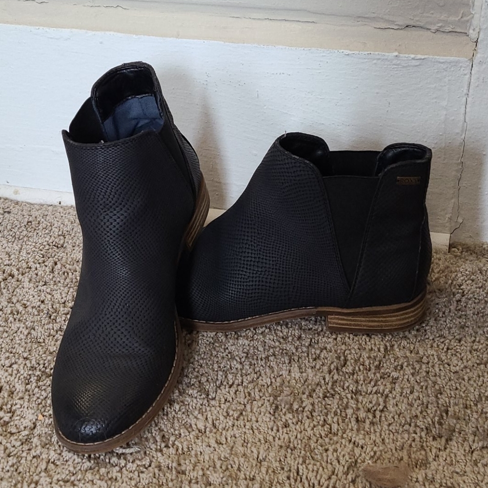 Like new super cute black ankle booties